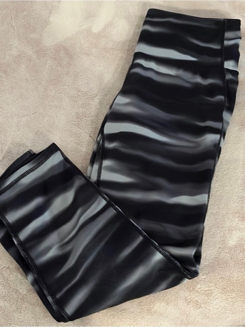 Athleta Black & Gray Wave-Print Performance Capri Leggings
